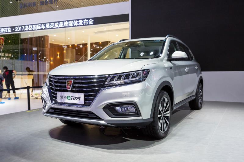 全新荣威950、荣威e950定义“高级轿车” 成都车展亮相售价16.88万起 互联网汽车上市一周年 系统升级带来颠覆式进化